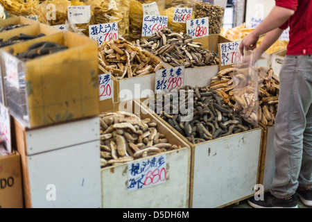 Les aliments séchés calé dans l'entrée d'un magasin à Hong Kong Banque D'Images