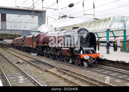 Une locomotive à vapeur tirant un train de voyageurs sur la ligne principale à Carlisle, Angleterre Banque D'Images