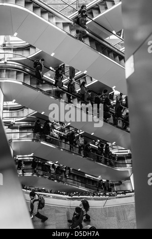 Les gens sur les escaliers mécaniques dans le centre commercial au sommet à Hong Kong Banque D'Images