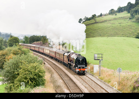 Une locomotive à vapeur tirant un train de voyageurs sur la ligne principale à travers les Pennines , Angleterre Banque D'Images