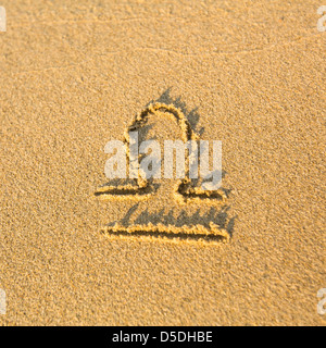 Signe astrologique Balance, dessiné sur la facture, le sable de la plage. Les signes du zodiaque (série) Banque D'Images
