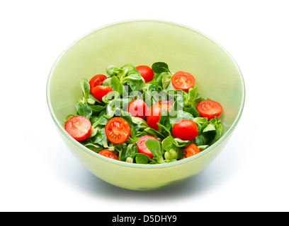 Salade de maïs et tomates isolé sur fond blanc Banque D'Images