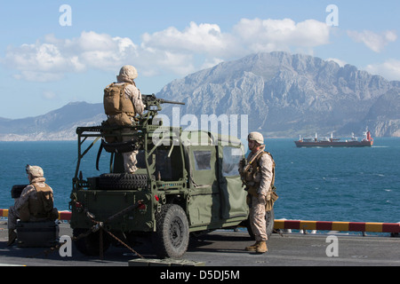 Les Marines américains du 26e Marine Expeditionary Unit se regarder dans le poste de pilotage de l'assaut amphibie USS Kearsarge, 26 mars 2013 pendant la traversée du détroit de Gibraltar. Banque D'Images
