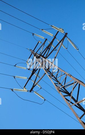 Lignes à haute tension et pylône en acier en face de ciel bleu clair Banque D'Images