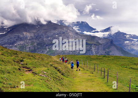 Marcher en famille dans les Alpes suisses. Banque D'Images