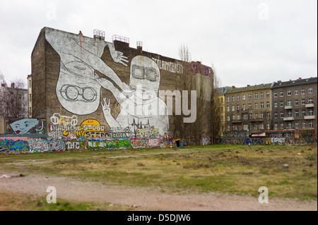 Berlin, Allemagne, mur de feu avec des peintures murales sur le terrain Mediaspree Banque D'Images