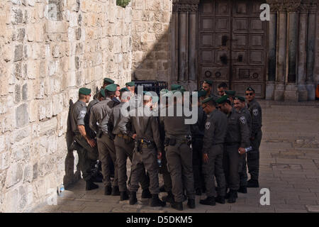 Jérusalem, Israël. 29 mars 2013. La police des frontières israéliennes pour assister à l'entrée de l'église du Saint Sépulcre que des centaines de fidèles chrétiens attendent l'ouverture des portes le vendredi saint. Jérusalem, Israël. 29-Mar-2013. Des milliers de pèlerins chrétiens ont retracé les dernières étapes de Jésus par la Via Dolorosa à l'église du Saint Sépulcre le Vendredi saint, le chant et le chant dans un mélange de langues, les costumes et les traditions. Credit : Alon Nir / Alamy Live News Banque D'Images