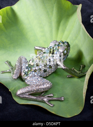 Une élégante broche conçu en forme de grenouille sur feuille de lotus Banque D'Images