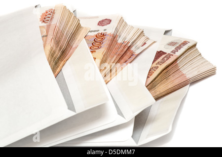 Paquet de billets en russe enveloppe sur fond blanc Banque D'Images