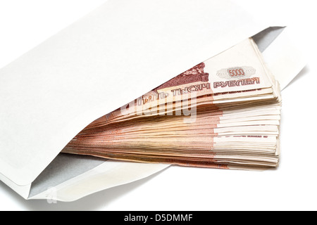 Cinq mille billets russe dans une enveloppe sur fond blanc Banque D'Images