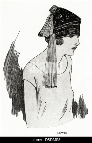 La mode de Paris de 1923 par créateur Lewis. Béret de fourrure de breitschwanz (peau de mouton) orné d'un pompon noir et argent. Banque D'Images