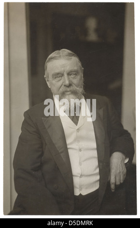 Ce portrait aux tons sépia de Lawrence Alma-Tadema représente un homme barbu dans un ensemble gilet bien habillé. Alma-Tadema était un peintre renommé du XIXe siècle connu pour son style classique. Banque D'Images