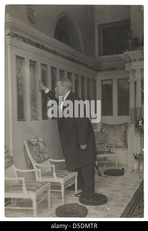 Portrait de Lawrence Alma-Tadema, peintre renommé de sujets classiques, mettant en valeur son style distinct et son souci du détail. L'image comprend également son association avec Lord Leighton, un autre artiste. Banque D'Images