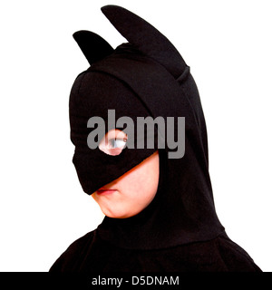 Jeune garçon en costume de batman isolé sur fond blanc Banque D'Images