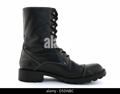 Botte en cuir noir style militaire sur fond blanc. Banque D'Images