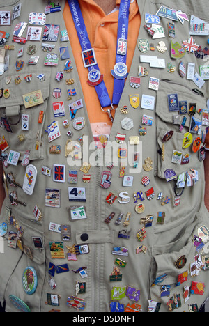 Un commerçant porte une veste couverte de borne de badges. Parc olympique Banque D'Images