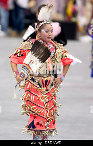 Cette image du Powwow de 2005 au Musée national des Indiens d'Amérique montre une femme amérindienne portant une robe traditionnelle colorée et une coiffe à plumes. L'événement célèbre la culture amérindienne à travers la danse, les rituels et la participation communautaire, mettant en valeur le patrimoine autochtone. Banque D'Images