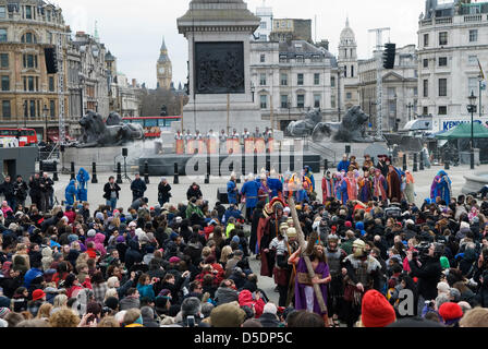 Jeu de la passion du Vendredi Saint à Londres. Le christianisme personnes UK. Passion Play 'passion' sur la place Trafalgar Square des milliers se rassemblent pour surveiller le rendement annuel par l'Wintershall Joueurs. Credit : Homer Sykes/Alamy Live News Banque D'Images