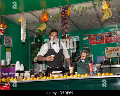 La ville de York, dans le Yorkshire. 29 mars, 2013. Glen Davison 33, à partir de la coque de la société crêpe à la Pâques spécial annuel de l'artisanat et de l'alimentation à St Fayre Sampson's Square et Parliament Street où les vendeurs de rue présentent leurs marchandises remplissant les rues avec le goût et les odeurs de bon tarif Yorkshire. Banque D'Images