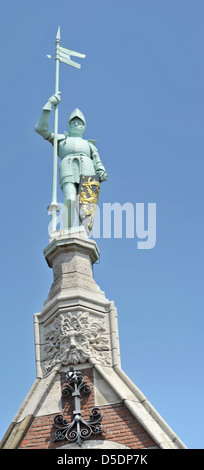 Chevalier avec armure fier debout avec pylône et le bouclier sur le haut d'un immeuble à proximité de la Gare Centrale d'Amsterdam Banque D'Images