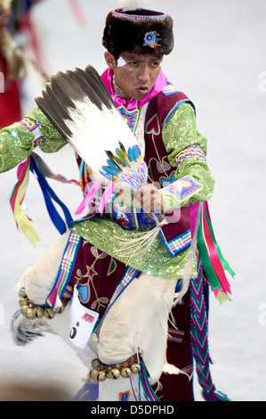 Une photographie du Powwow de 2005 au National Museum of the American Indian, montrant des guerriers amérindiens en costumes élaborés exécutant une danse traditionnelle avec des cloches lors d'une compétition. Banque D'Images