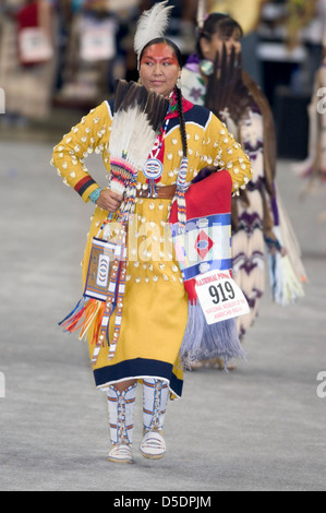 Une photographie du Powwow de 2005 au National Museum of the American Indian. L'image montre une femme amérindienne dansant en tenue traditionnelle, y compris une robe perlée, des plumes et une coiffe. Banque D'Images