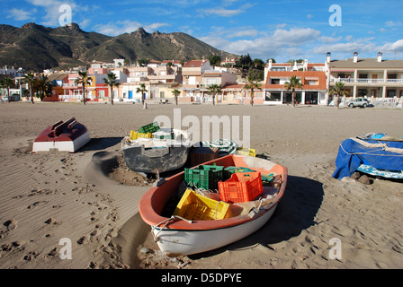 Plage de Bolnuevo et bateaux de pêche Banque D'Images