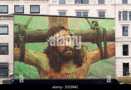 Jeu de la passion du Vendredi Saint à Londres. Le christianisme personnes UK. Passion Play 'passion' sur la place Trafalgar Square des milliers se rassemblent pour surveiller le rendement annuel par l'Wintershall Joueurs. Credit : Homer Sykes/Alamy Live News Banque D'Images