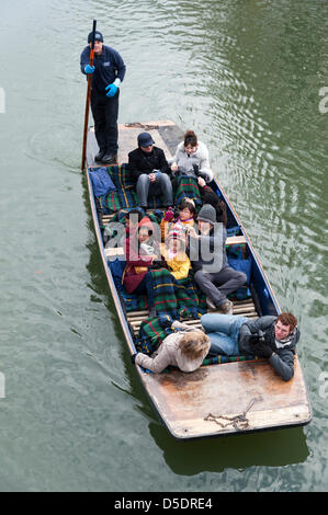 Rivière Cam, Cambridge UK. 29 mars 2013. Les touristes enveloppé dans des vêtements chauds et couverts dans des couvertures brave le vent glacial et des températures froides pour aller en barque sur la rivière Cam Cambridge, UK le Vendredi saint, le 29 mars 2013. Cambridge était occupé avec les visiteurs et les acheteurs le premier jour du week-end férié malgré le froid. Credit : Julian Eales/Alamy Live News Banque D'Images