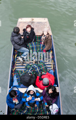 Rivière Cam, Cambridge UK. 29 mars 2013. Les touristes enveloppé dans des vêtements chauds et couverts dans des couvertures brave le vent glacial et des températures froides pour aller en barque sur la rivière Cam Cambridge, UK le Vendredi saint, le 29 mars 2013. Cambridge était occupé avec les visiteurs et les acheteurs le premier jour du week-end férié malgré le froid. Credit : Julian Eales/Alamy Live News Banque D'Images