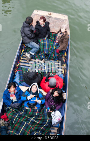 Rivière Cam, Cambridge UK. 29 mars 2013. Les touristes enveloppé dans des vêtements chauds et couverts dans des couvertures brave le vent glacial et des températures froides pour aller en barque sur la rivière Cam Cambridge, UK le Vendredi saint, le 29 mars 2013. Cambridge était occupé avec les visiteurs et les acheteurs le premier jour du week-end férié malgré le froid. Credit : Julian Eales/Alamy Live News Banque D'Images