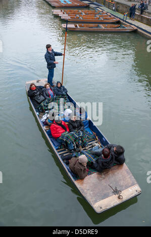 Rivière Cam, Cambridge UK. 29 mars 2013. Les touristes enveloppé dans des vêtements chauds et couverts dans des couvertures brave le vent glacial et des températures froides pour aller en barque sur la rivière Cam Cambridge, UK le Vendredi saint, le 29 mars 2013. Cambridge était occupé avec les visiteurs et les acheteurs le premier jour du week-end férié malgré le froid. Credit : Julian Eales/Alamy Live News Banque D'Images