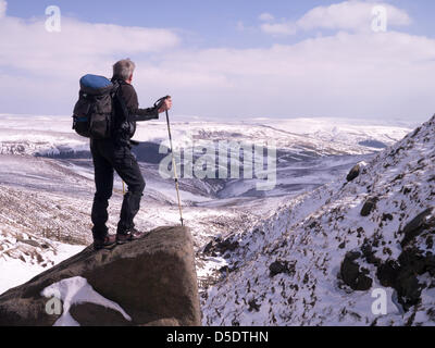 Parc national de Peak District, Derbyshire, Royaume-Uni. 29 mars, 2013. Une marchette en haut de Fairbrook sur le bord de Kinder scout dans le parc national de Peak District, Derbyshire, Royaume-Uni. L'hiver se poursuit dans ces hautes collines. Crédit : Eric Murphy/Alamy Live News Banque D'Images