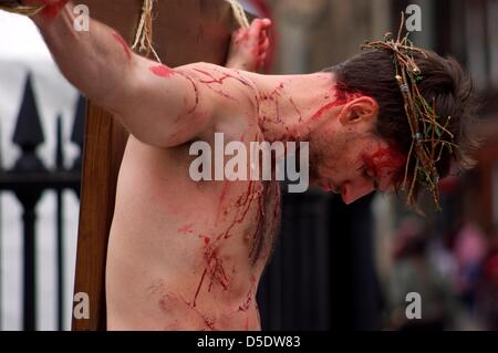 Cambridge, Cambridgeshire, Royaume-Uni. 29 mars, 2013. Un homme recrée la crucifixion de Jésus Christ à l'approche de Pâques sur King's Parade dans l'ombre de King's College de Cambridge pour rappeler au public la signification vraie de Pâques le Vendredi saint. 29 mars 2013. Banque D'Images