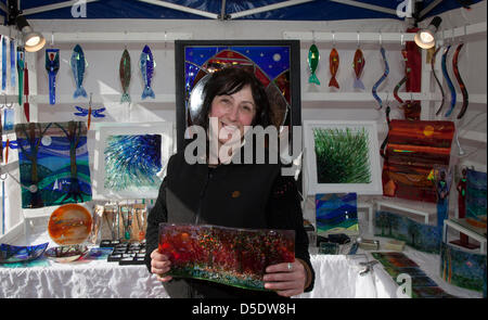 La ville de York, Yorkshire, UK Bon vendredi 29 mars, 2013. Joanne Eisenberg 52 ans, de Leeds d'un verre de l'artiste à l'occasion de Pâques annuelle de l'artisanat traditionnel s'est tenu à Saint Sampson's Square et Parliament Street où les vendeurs de rue présentent leurs marchandises remplissant les rues avec le goût et les odeurs de bon tarif Yorkshire. Banque D'Images