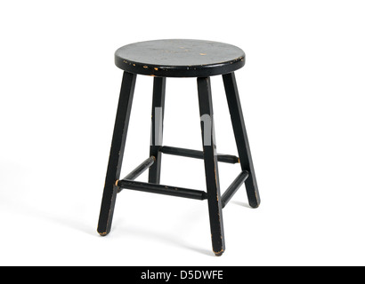 Tabouret en bois peint en noir sur fond blanc. Banque D'Images