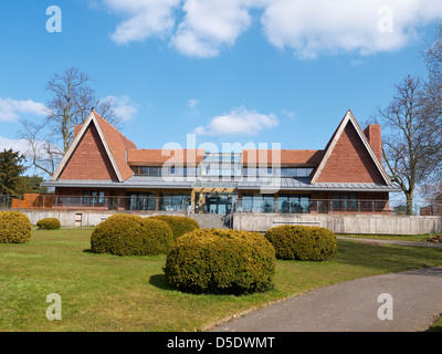 Pavillon au bord du lac dans le Queens Park Crewe UK Banque D'Images