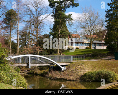 Pavillon au bord du lac dans le Queens Park Crewe UK Banque D'Images