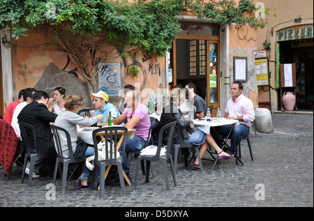 Vous pourrez dîner en plein air au Da Augusto dans la Piazza de Renzi dans le quartier de Trastevere à Rome, Latium, Italie Banque D'Images