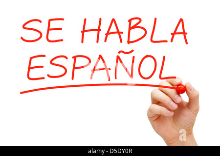 La main Se Habla Espanol avec marqueur rouge sur transparent essuyer. Banque D'Images
