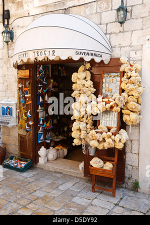 Magasin de souvenirs dans Old street à Trogir Banque D'Images