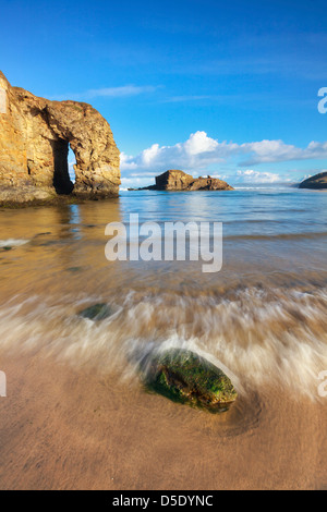 Broad Oak beach avec la roche Arch Rock et chapelle dans la distance. Banque D'Images