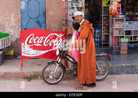 Grand-père et petit-fils sur le cyclomoteur Banque D'Images