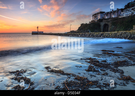 Jetée de banjo à Looe, Cornwall dans le sud-est capturé à l'aube de la plage East Looe. Banque D'Images