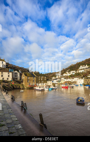 Port de Polperro à Cornwall capturé peu après le lever du soleil Banque D'Images