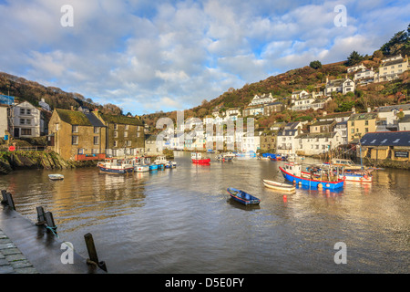 Port de Polperro à Cornwall capturé peu après le lever du soleil Banque D'Images