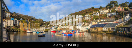 Port de Polperro à Cornwall capturé peu après le lever du soleil Banque D'Images