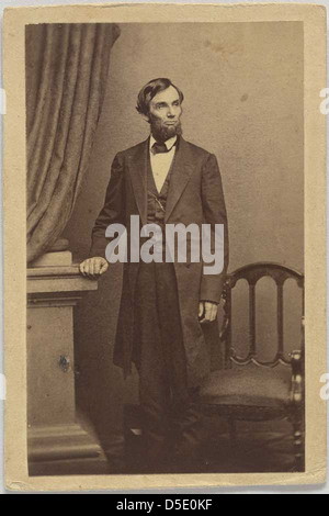 Cette photographie de 1863, prise par Mathew Brady, montre le président Abraham Lincoln, le 16e président des États-Unis. L'imprimé albumen capture Lincoln dans une pose sérieuse, mettant en valeur son leadership pendant la guerre de Sécession. Banque D'Images