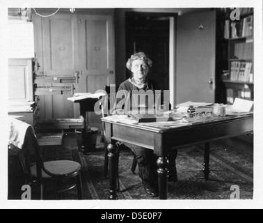 Annie Jump Cannon (1863-1941), sitting at desk Banque D'Images