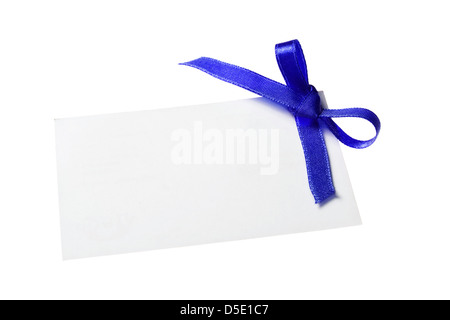 Blank gift tag attaché avec un arc de ruban de satin bleu. Isolated on white Banque D'Images